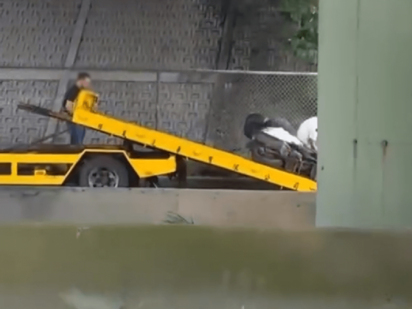 Motorcycle Broke Down and Got Towed, But It Fell? It Was Actually the 'Wrong Truck' That Caused It!