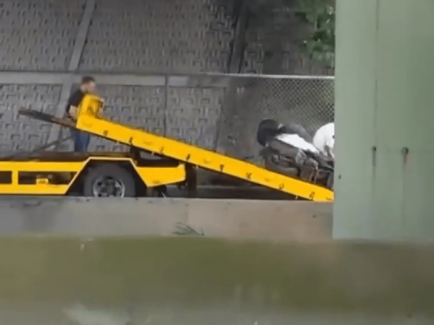 Xe máy hỏng gọi cứu hộ, nhưng lại bị đổ? Thực ra là do 'dùng sai xe'!