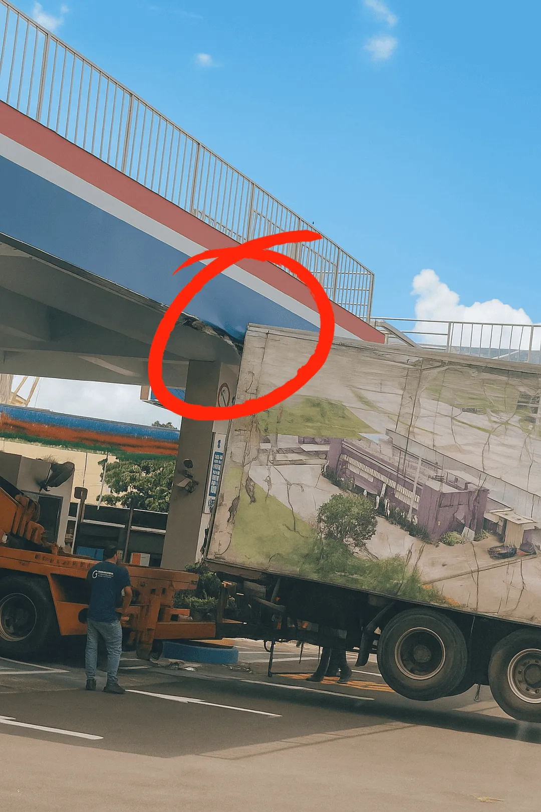 Xe kéo vào trạm xăng, và trạm xăng bị thương trước